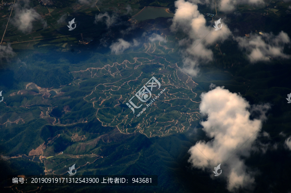 飛機(jī)俯瞰云層大地