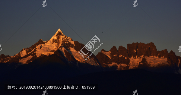 梅里雪山神女峰和五冠峰