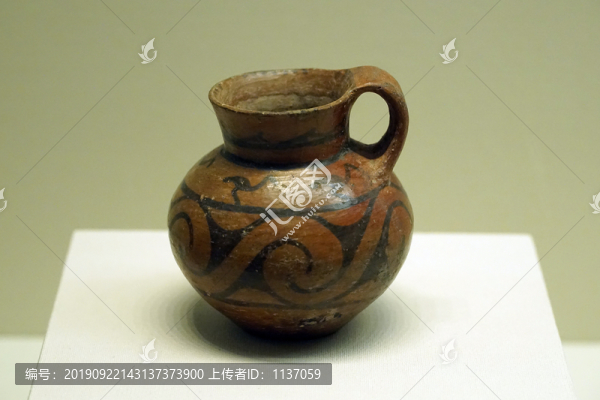 辛店文化鳥(niǎo)紋渦紋彩陶罐