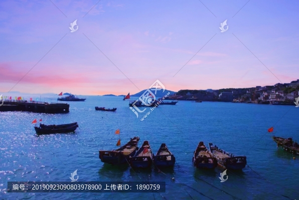 晚歸的漁船