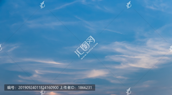藍(lán)色天空中漂浮的云朵