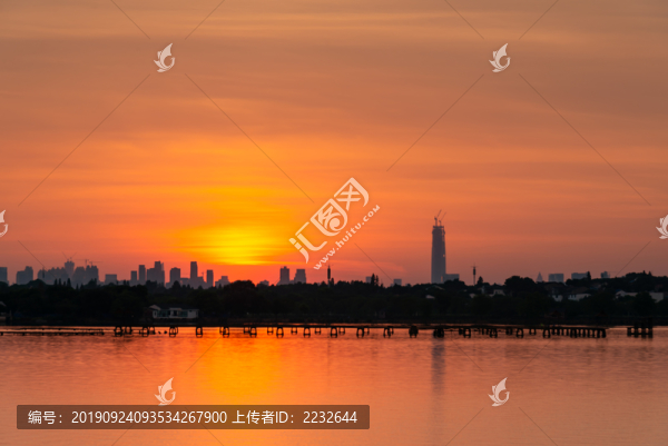 武漢東湖吹笛景區(qū)的晚霞