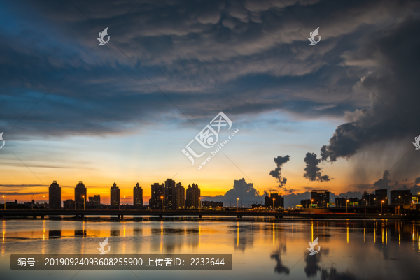 武漢夏日暴雨來(lái)臨之前