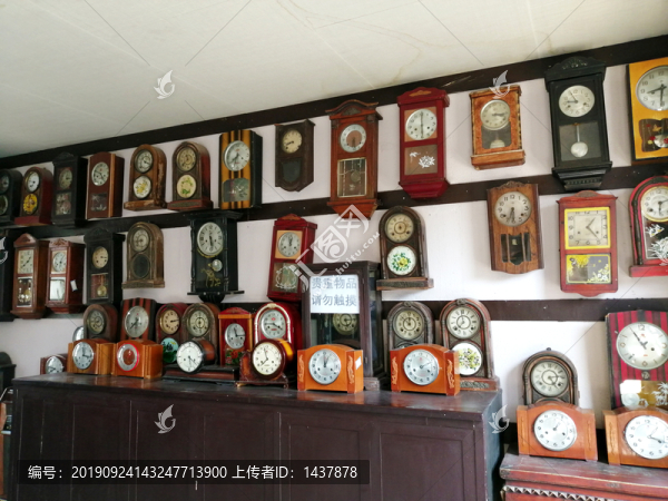 闖關(guān)東影視基地老式鐘表展示