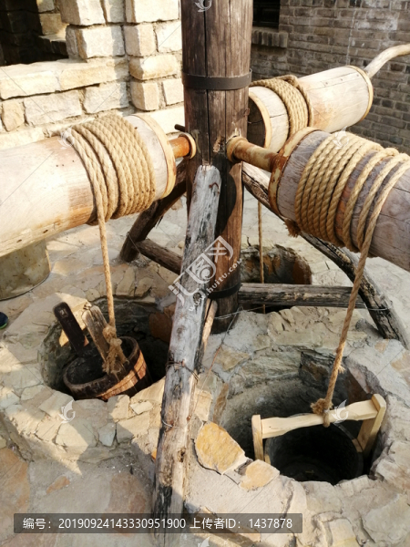 闖關(guān)東影視基地三口打水井