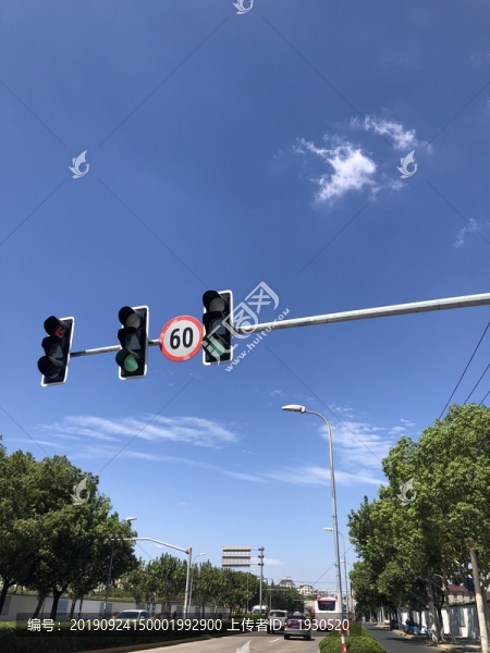 晴空下的街道