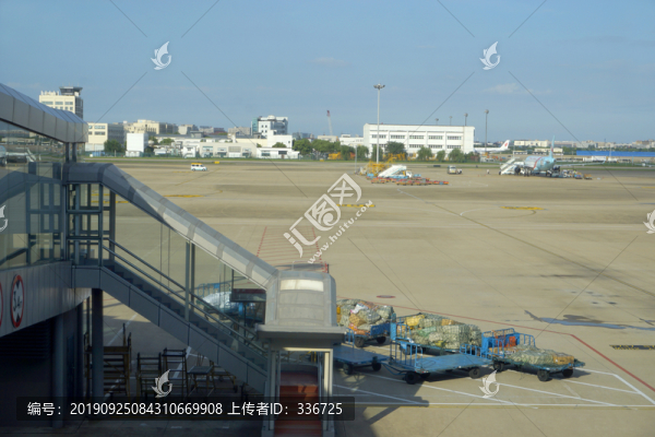 杭州蕭山機(jī)場(chǎng)登機(jī)橋及行李車