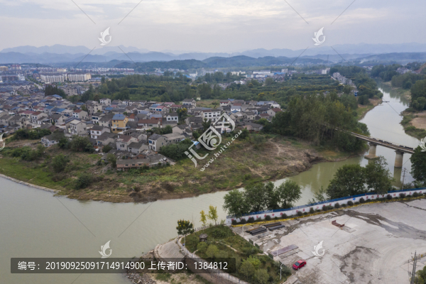 長(zhǎng)江岸邊