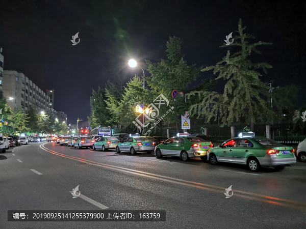 夜晚等活的出租車