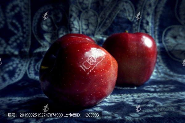 軋染桌布上的蘋果
