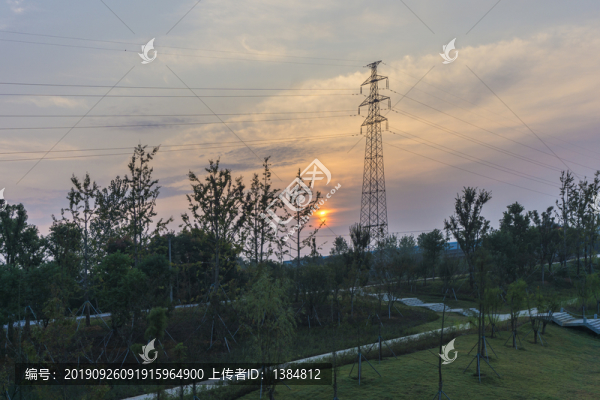 朝霞下的電力鐵塔