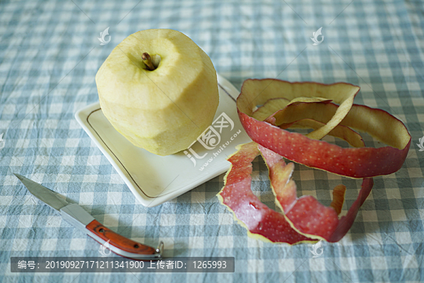 格子桌布的上削皮蘋果