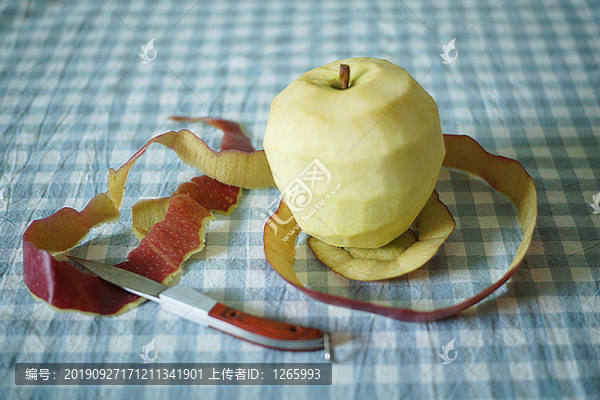 格子桌布的上削皮蘋果