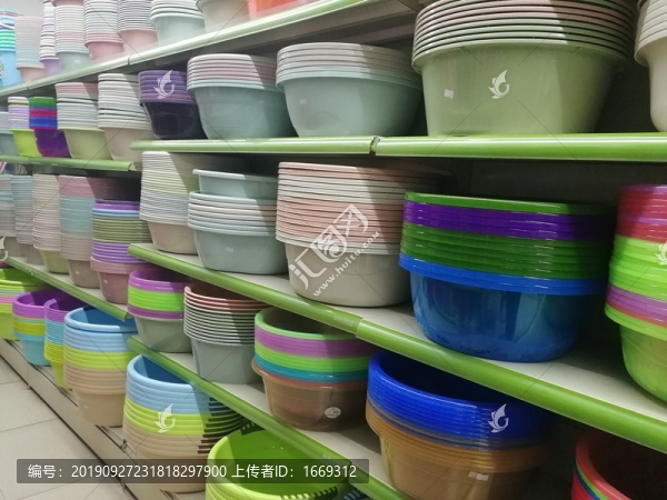 超市塑料盆銷(xiāo)售區(qū)