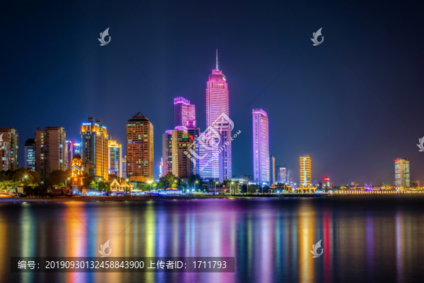 中國山東省煙臺市海濱建筑群夜景