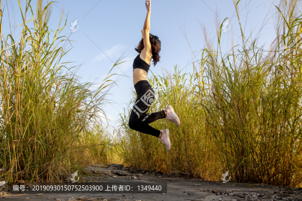 跳躍的女子