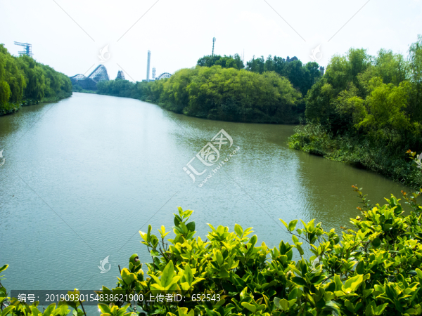 湖水綠樹湖水景色
