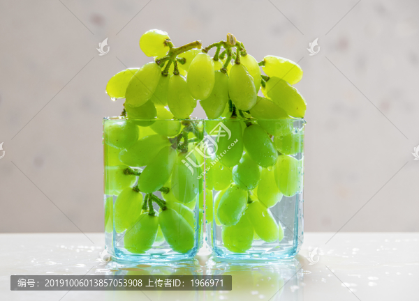 杯子里的青葡萄