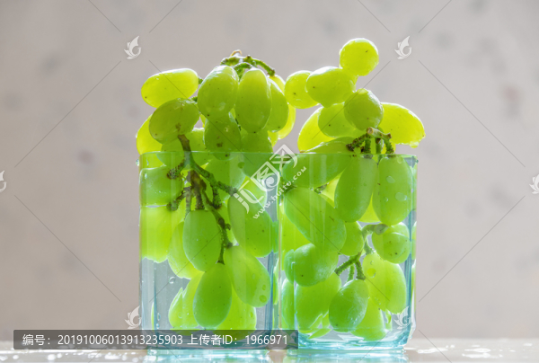 杯子里的青葡萄