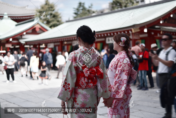 穿著日本和服的女孩