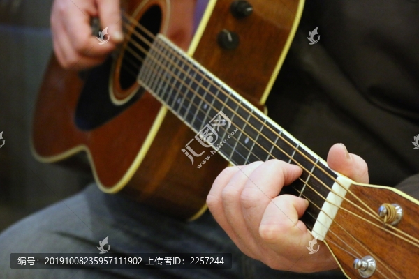 彈吉他