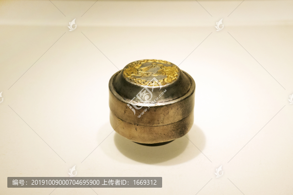 鎏金刻雙鳳紋銀香盒