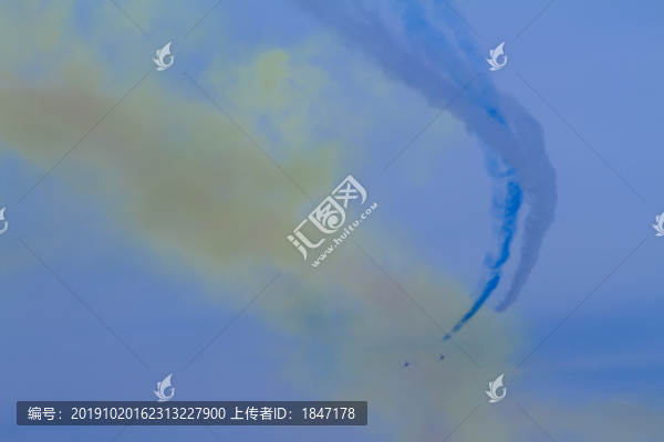 藍(lán)天白云飛機(jī)