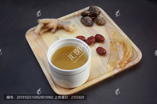 魚(yú)膠煲雞老火湯