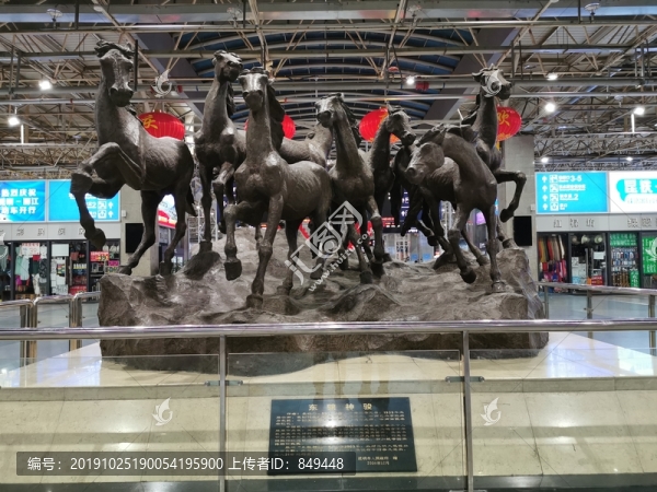 八匹馬馬群雕塑