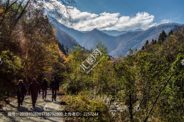 群山峻嶺