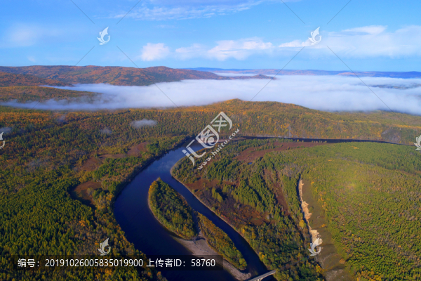 秋季山林河流晨霧