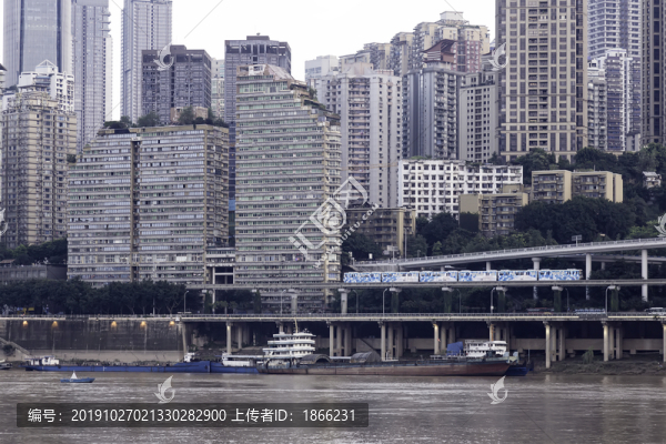 重慶輕軌立交橋和船舶立體交通