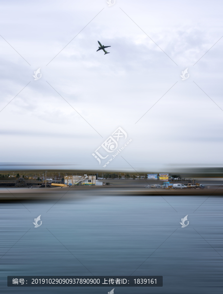 飛躍海岸線濟州島上空的航班