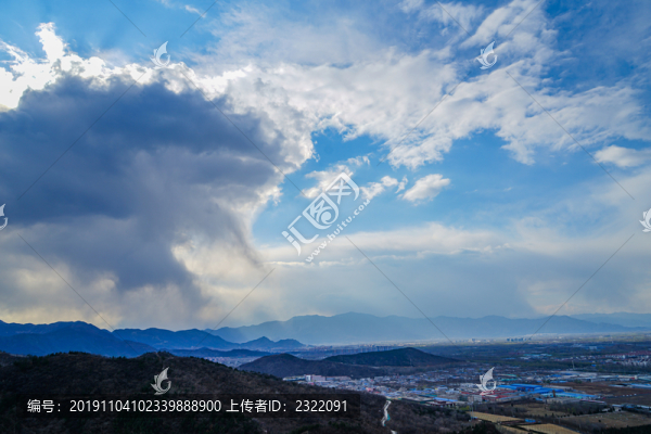 云彩藍天高山光線自然