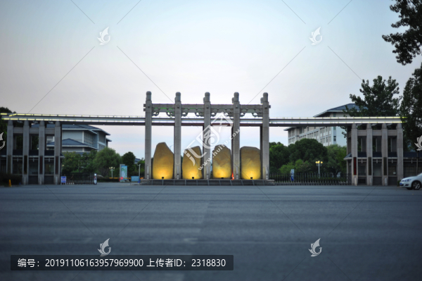 校區(qū)大門