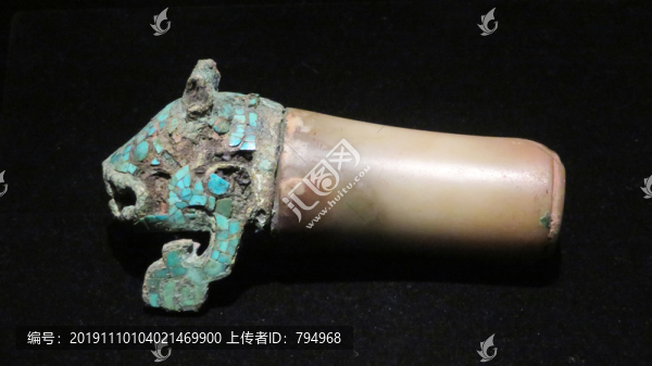 商代銅首玉身虎