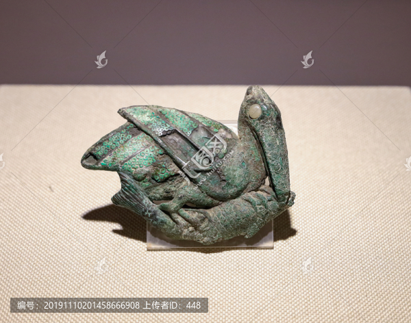 鵜鶘銜魚銅扣飾