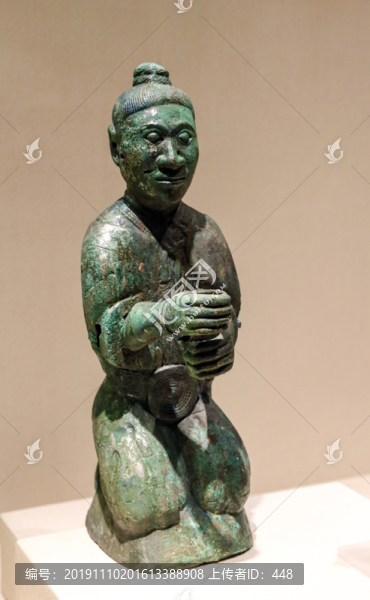 西漢持傘男銅俑