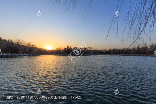 北大校園風(fēng)光未名湖日落夕陽