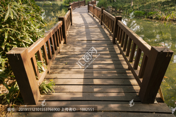 秋季公園長木橋