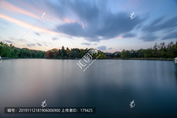 北大未名湖紅四樓石舫彩云晚霞