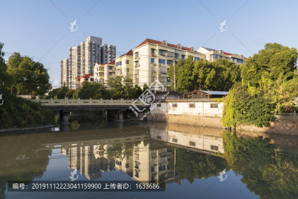 現(xiàn)代建筑群倒影