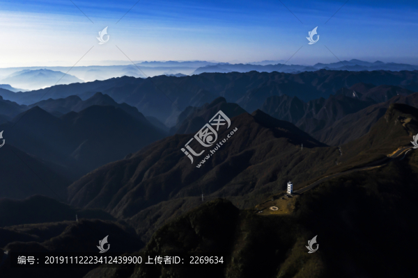 崇山峻嶺