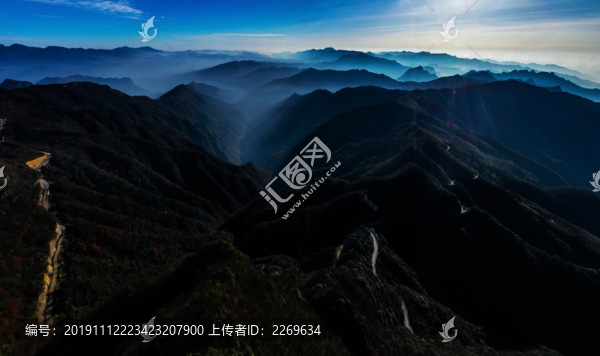 崇山峻嶺