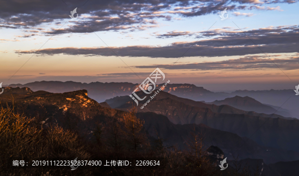 崇山峻嶺