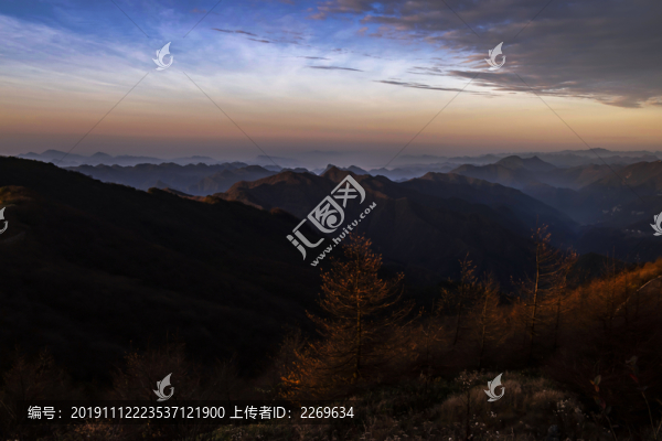 崇山峻嶺
