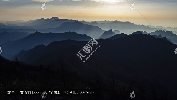 崇山峻嶺