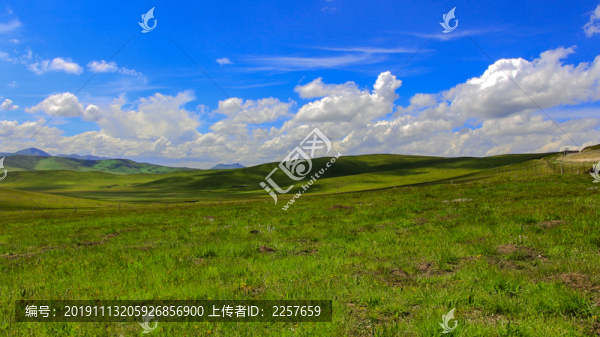 藍(lán)天白云與草地