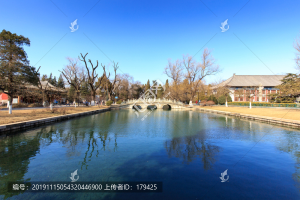北京大學(xué)校園風(fēng)光校友橋水池