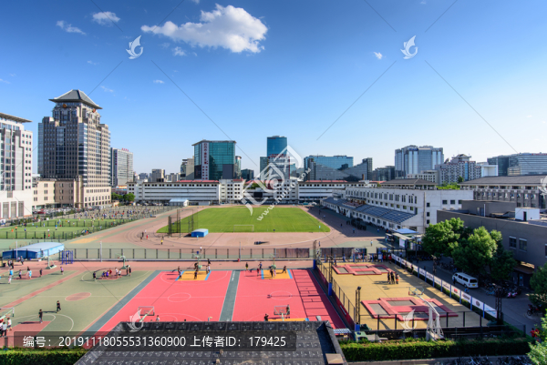 北京大學(xué)五四運動場藍天白云